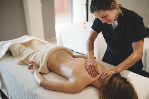 Masseurin behandelt Patientin Masseurin behandelt Patientin