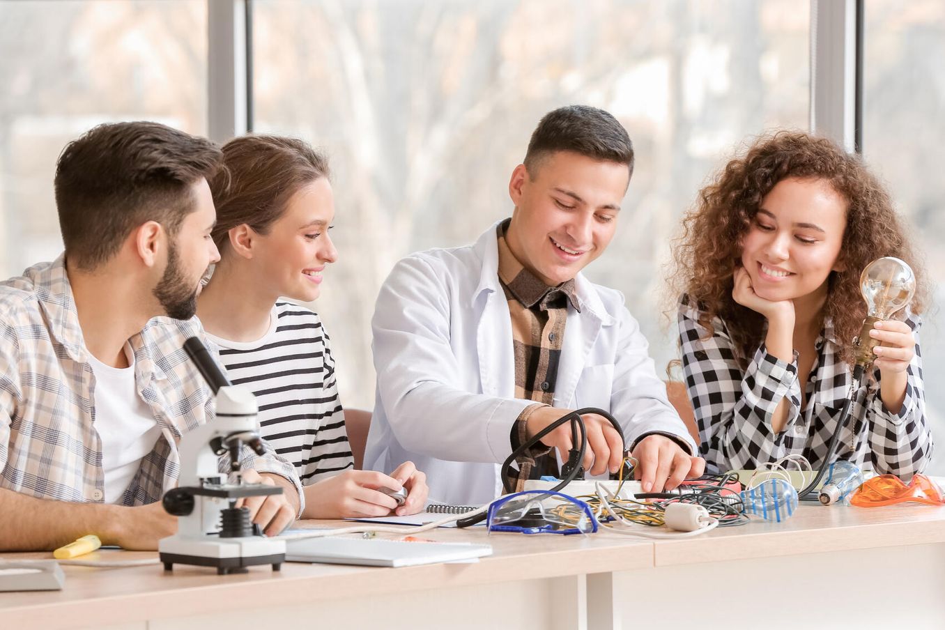 Physik Studium – Studierende sitzen an einer Aufgabe