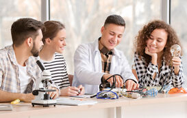 Physik Studium – Studierende sitzen an einer Aufgabe Physik – Studierende sitzen an einer Aufgabe