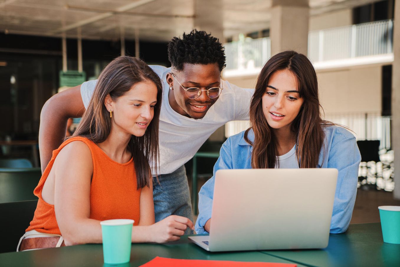 Stipendium Studium - Drei Studierende recherchieren am Laptop zu ihrem Stipendium