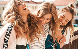 Generation Z Merkmale – drei Freundinnen lachen Generation Z Merkmale – drei Freundinnen lachen