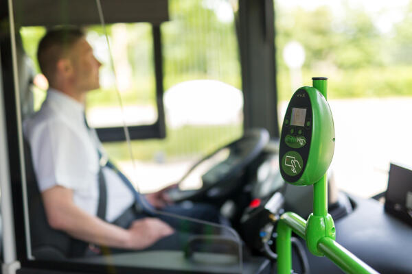 Fachkraft für Fahrbetrieb fährt Bus Fachkraft für Fahrbetrieb fährt Bus