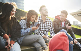 Generation Z vs. Millennials – eine Gruppe junger Menschen Generation Z vs. Millennials – eine Gruppe junger Menschen