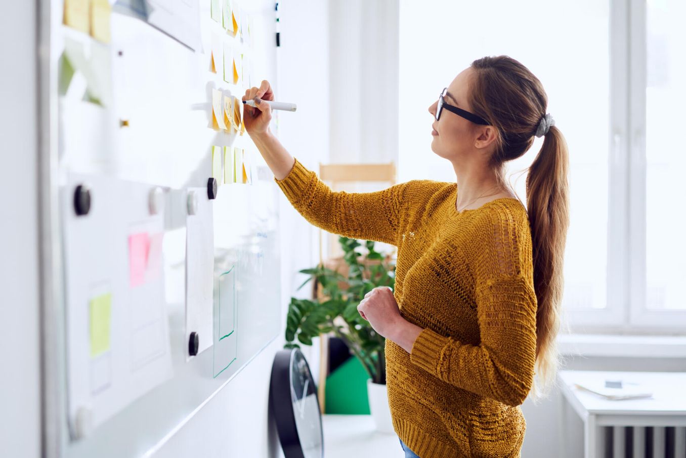 Stundenplan – Studierende plant ihren Semesterablauf am Whiteboard