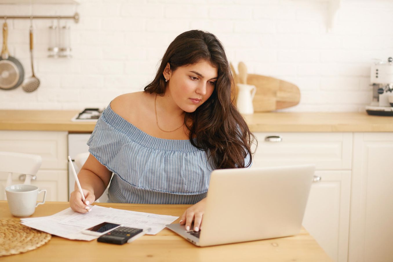 SteuererkläruStudentin sitzt am Laptop und macht Steuererklärung als Studentng Student
