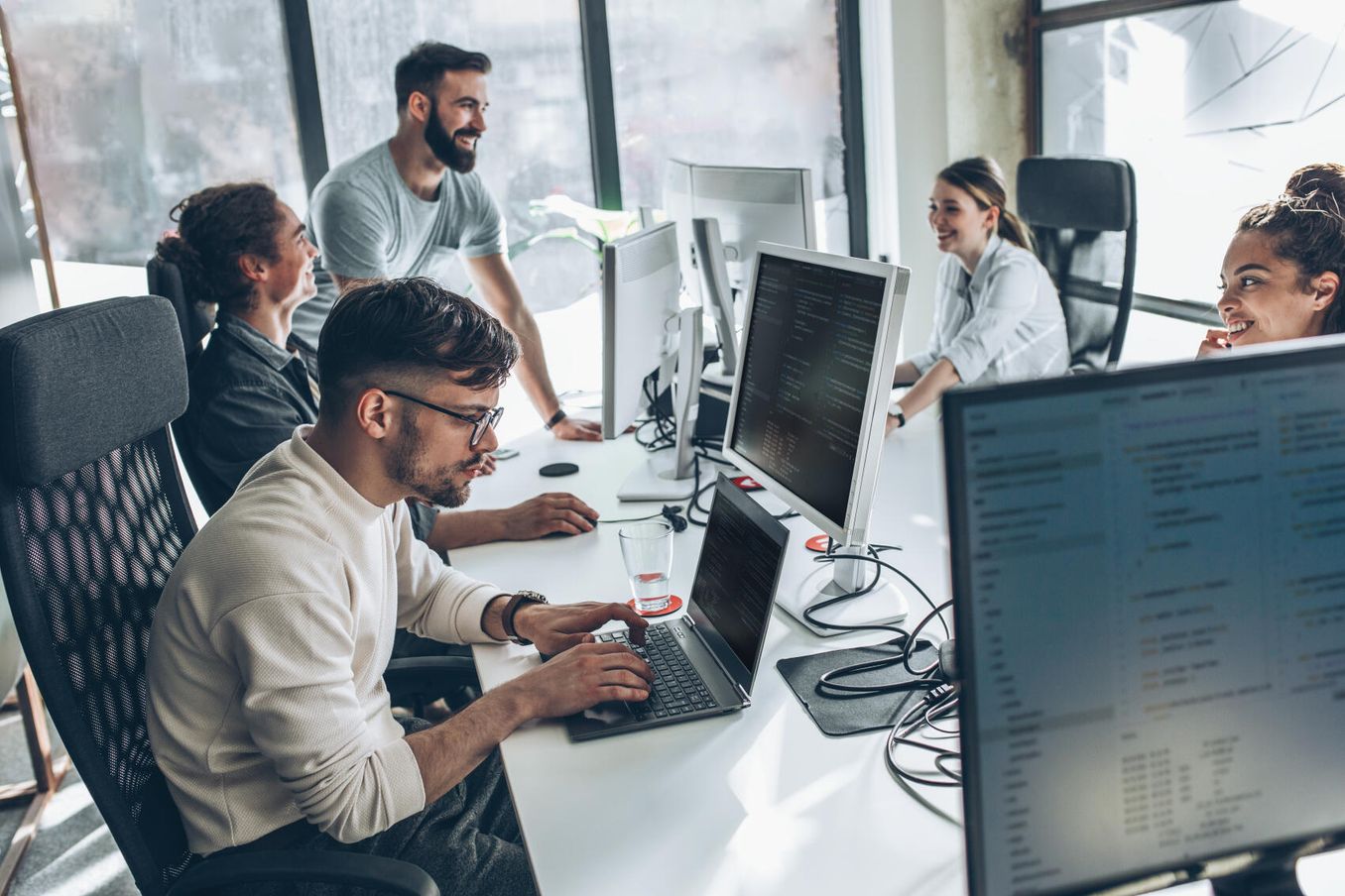 Studierende im Wirtschaftsinformatik Studium unterhalten sich