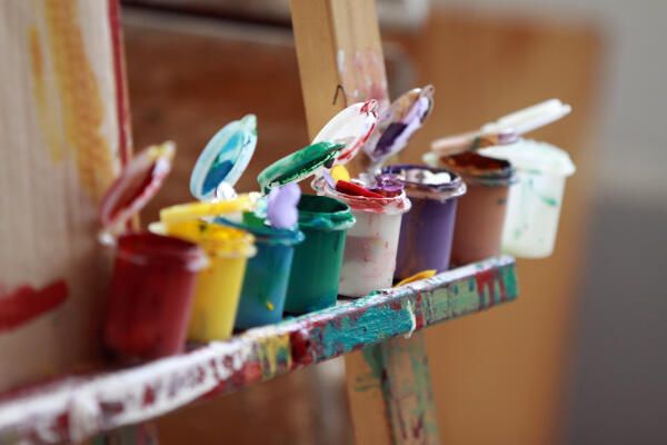 Kunstmaler nutzen verschiedenste Farben