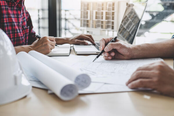 Bauwerksabdichter arbeiten an Aufmaßskizzen Bauwerksabdichter arbeiten an Aufmaßskizzen