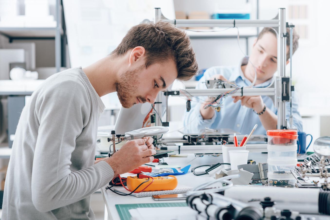 Elektrotechnik Einstiegsgehalt – Elektrotechnik Studenten beim Versuchsaufbau