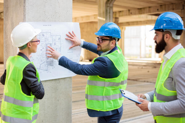 Fachplaner besprechen Baufortschritt Fachplaner besprechen Baufortschritt
