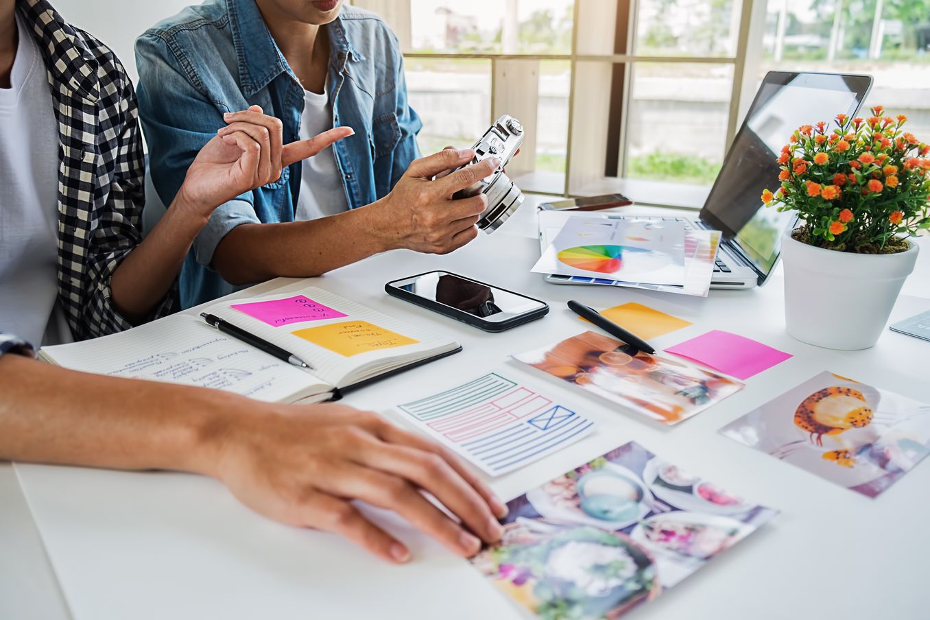 Grafikdesign Studium – zwei Studierende ueberlegen sich ein neues Design