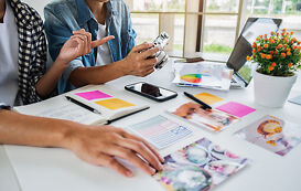 Duales Studium Grafikdesign – Studenten besprechen Farbschema Duales Studium Grafikdesign – Studenten besprechen Farbschema