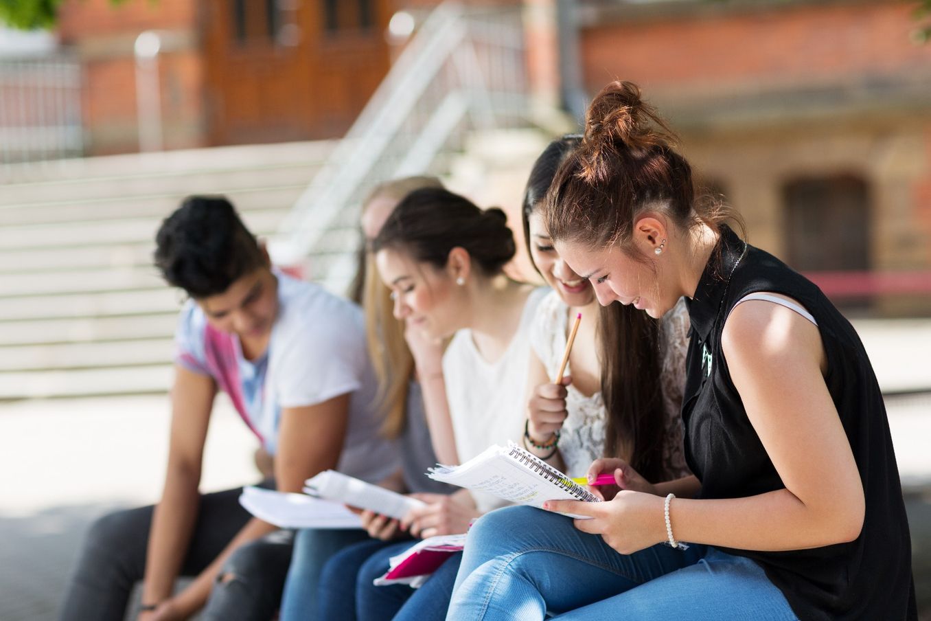 Ergotherapie Studium – Studierende sitzen in ihrer Mittagspause draussen