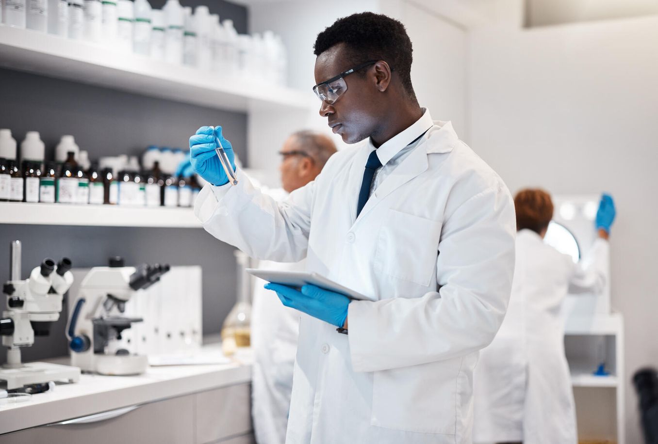 Lebensmittelchemie Studium – Lebensmittelchemiker ueberprueft eine Probe