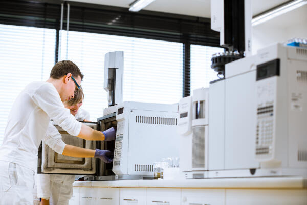 Physiklaboranten prüfen Oberflächenspannung Physiklaboranten prüfen Oberflächenspannung