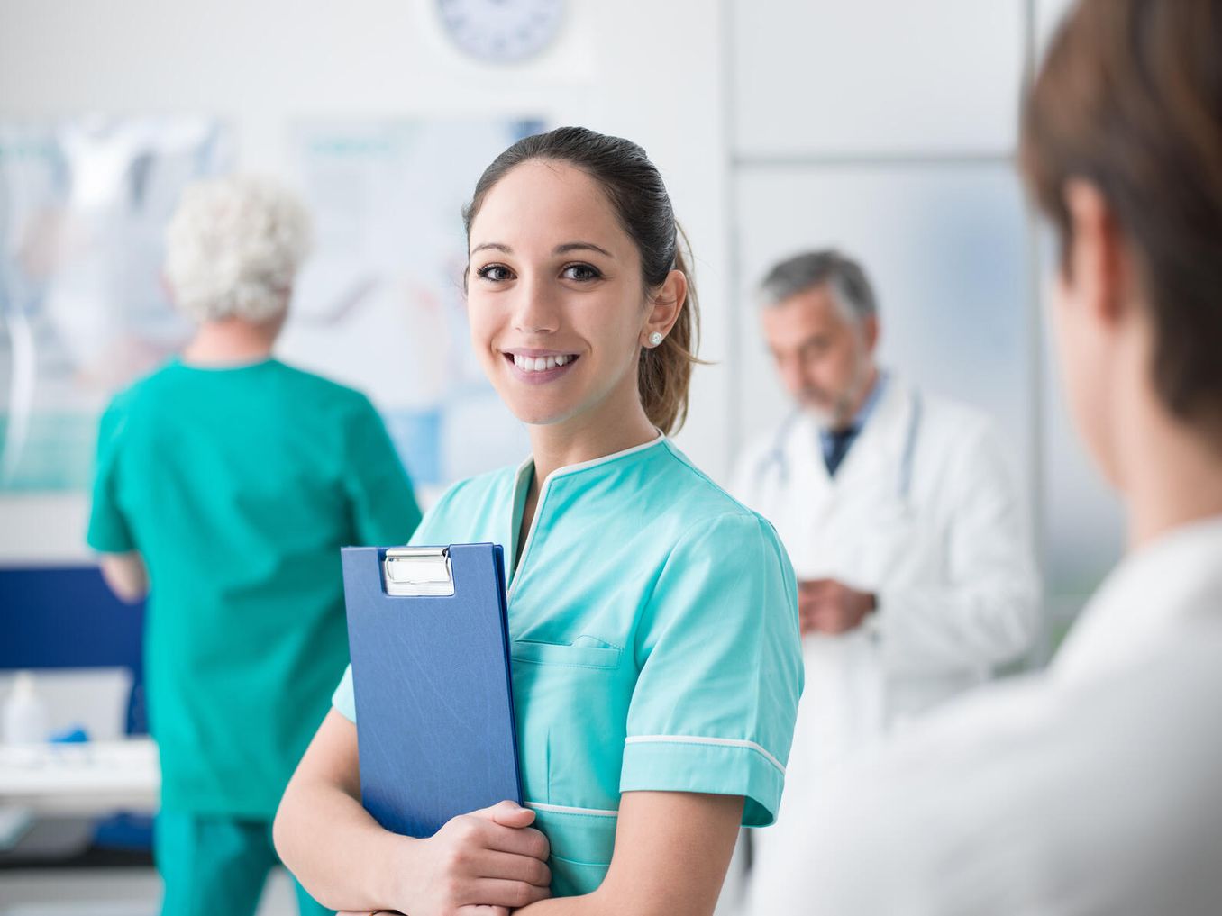 Medizin Studentin laechelt