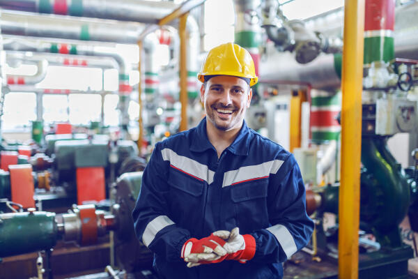 Betriebsingenieure arbeiten in Produktionshallen Betriebsingenieure arbeiten in Produktionshallen