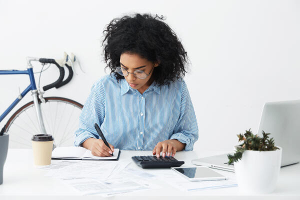 Office Managerin macht Notizen Office Managerin macht Notizen