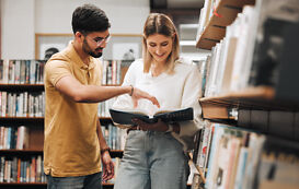 Zwei Studierende lesen Seminararbeit Beispiele Zwei Studierende lesen Seminararbeit Beispiele