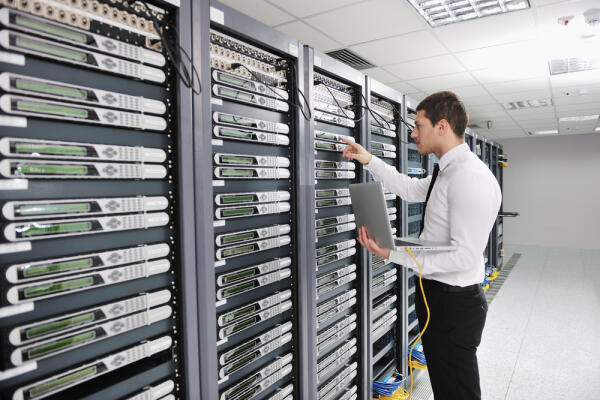 Mathematisch-technischer Assistent führt Tests im Serverraum durch Mathematisch-technischer Assistent führt Tests im Serverraum durch