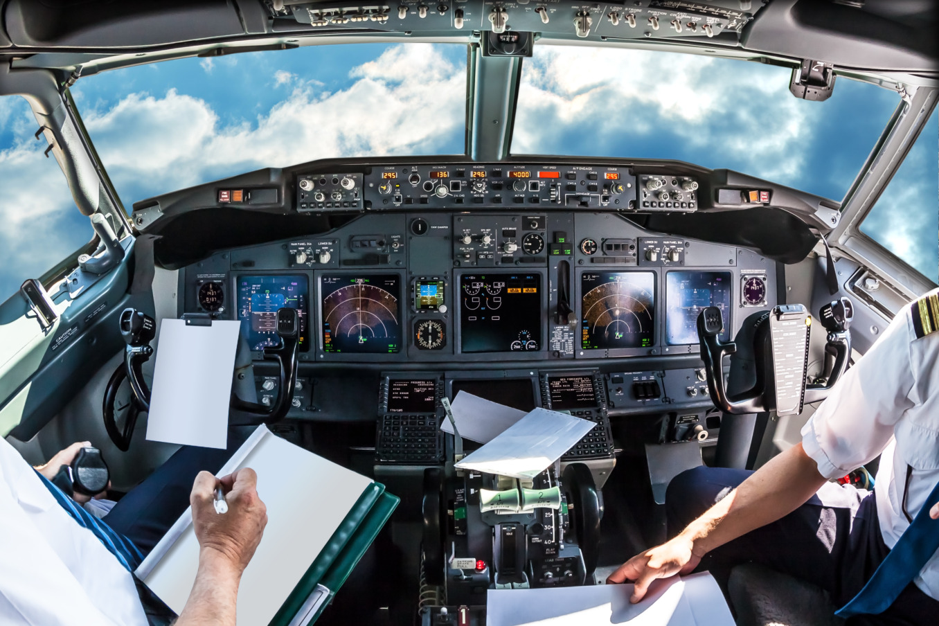 Piloten machen Notizen im Cockpit
