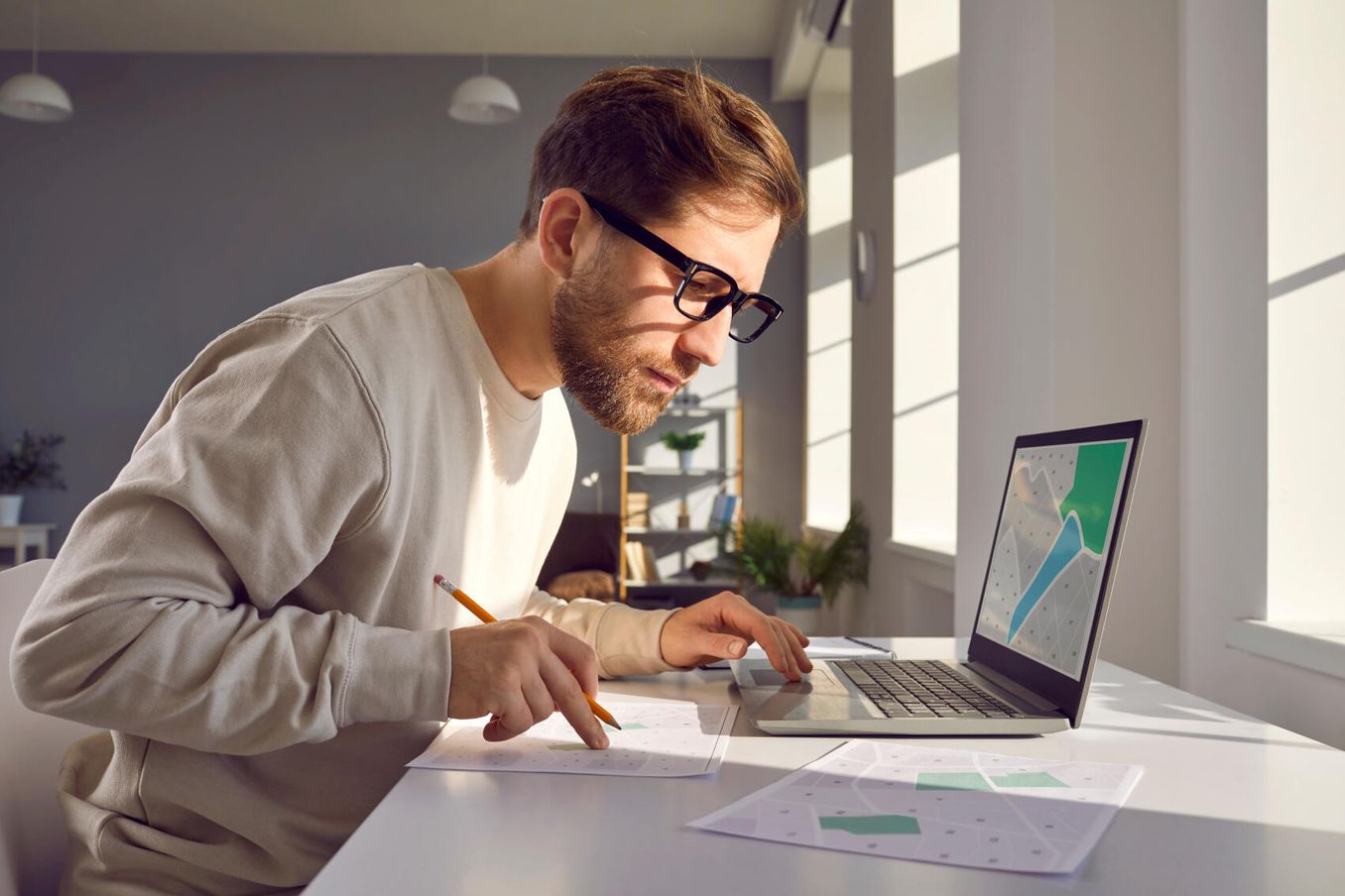 Kartografie Studium - Student erstellt eine Karte an seinem Laptop