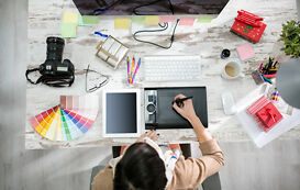 Studium Kommunikationsdesign – Schreibtisch mit Design-Utensilien Studium Kommunikationsdesign – Schreibtisch mit Design-Utensilien