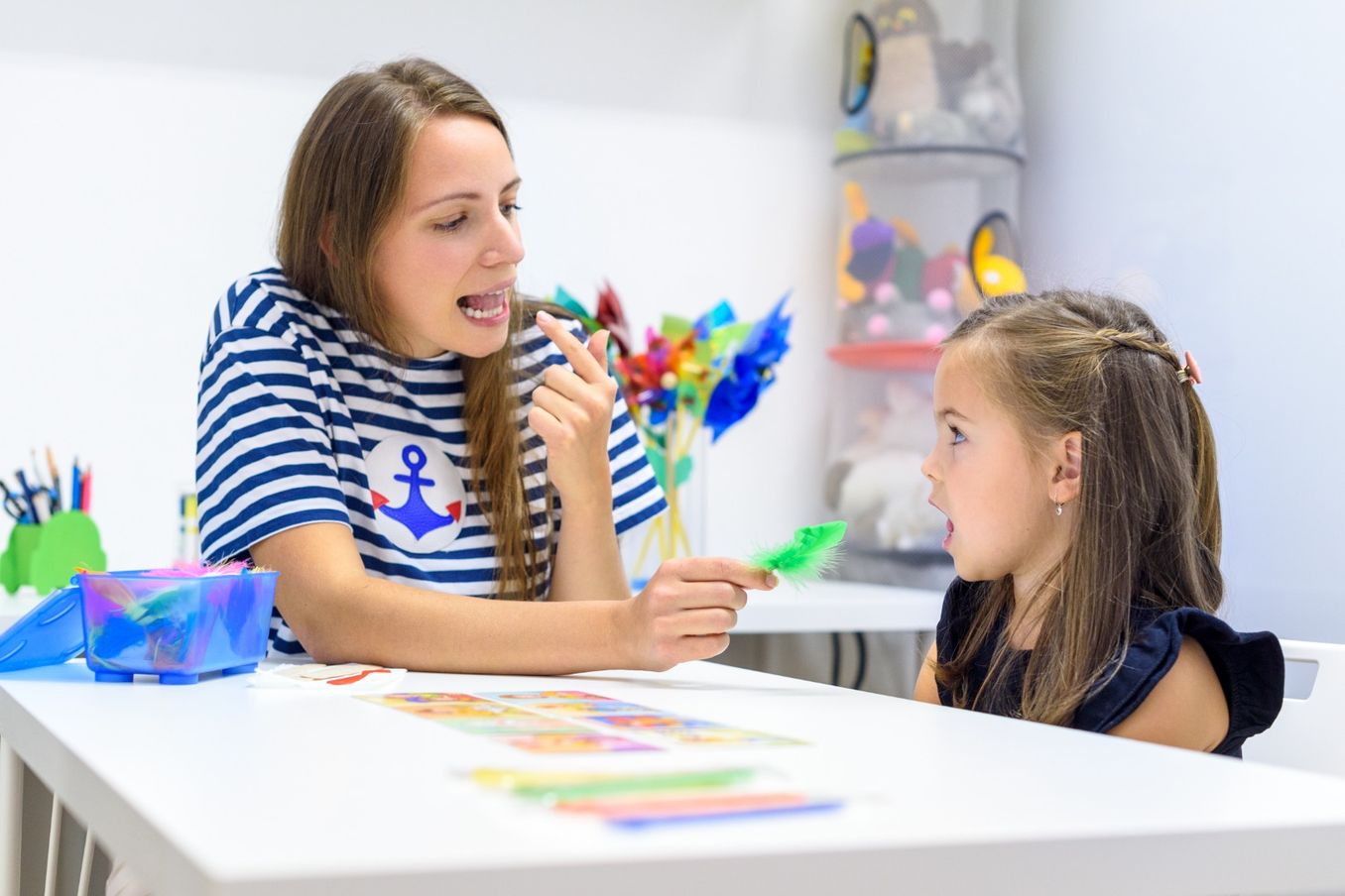 Atem-, Sprech- und Stimmlehrerin bei der Arbeit