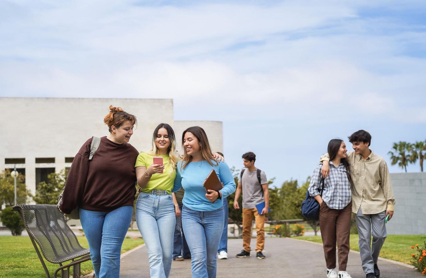 Im Ausland studieren – Studierende laufen ueber Campus
