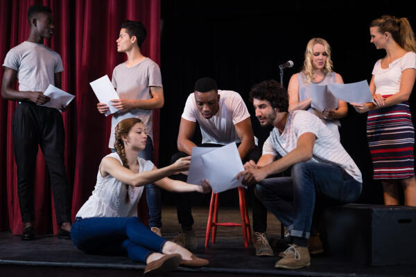 Theaterpädagogen erarbeiten Konzepte in der Gruppe Theaterpädagogen erarbeiten Konzepte in der Gruppe