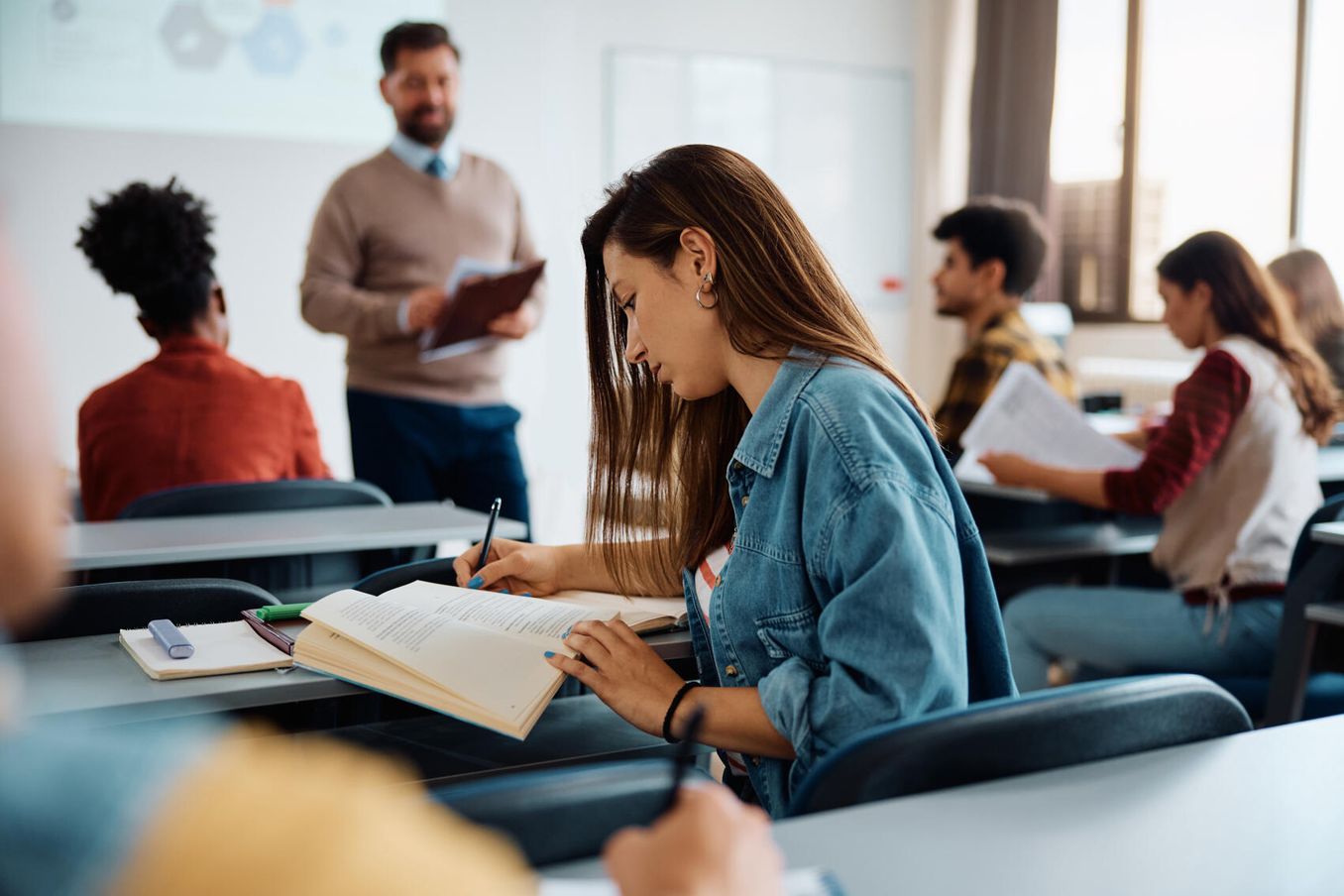 Studierende steckt mitten in der Vorbereitung fuer ihr Staatsexamen