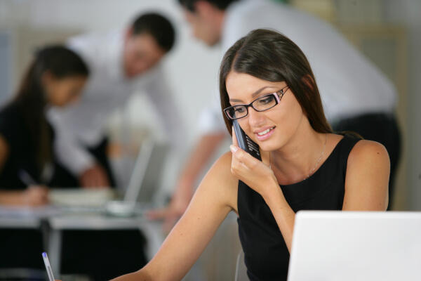 Betriebswirtin führt Telefonat mit Kunden Betriebswirtin führt Telefonat mit Kunden