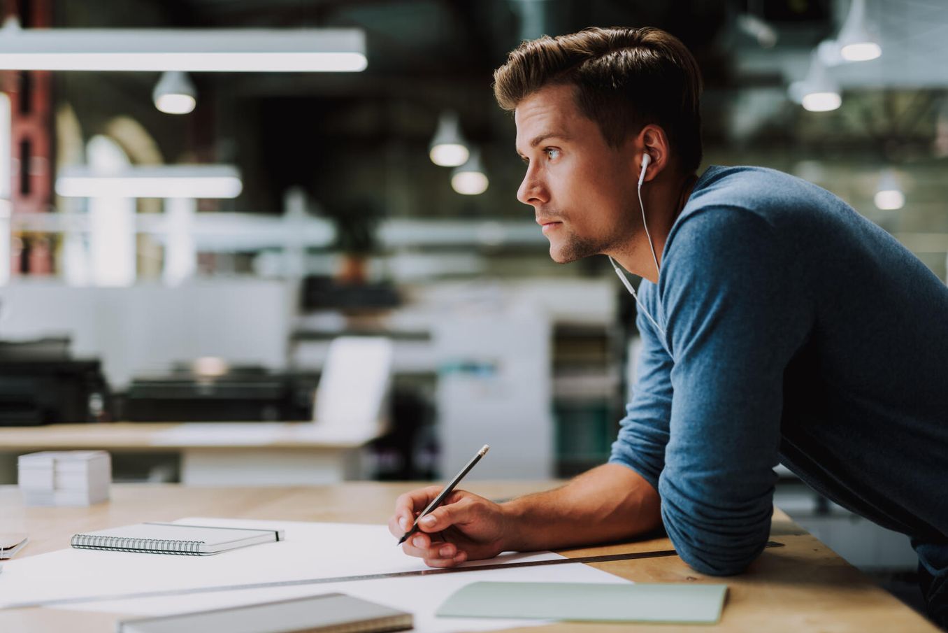 Student arbeitet an seiner Doktorarbeit