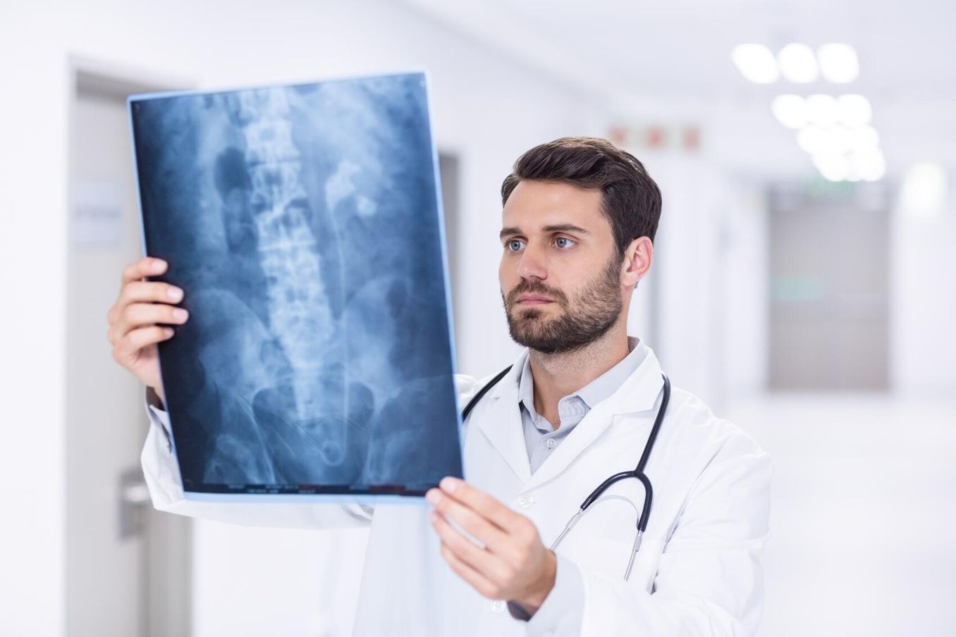 Radiologie Studium – Arzt analysiert Röntgenbild
