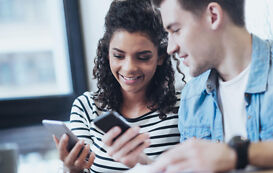 Generation Z Trends – zwei junge Menschen am Smartphone Generation Z Trends – zwei junge Menschen am Smartphone