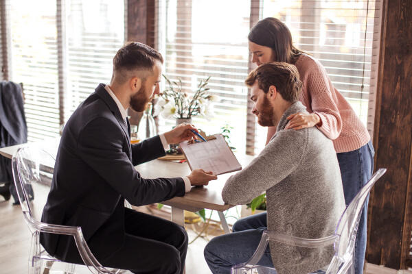 Immobilienassistent berät Kunden hinsichtlich Finanzierungsmöglichkeiten Immobilienassistent berät Kunden hinsichtlich Finanzierungsmöglichkeiten