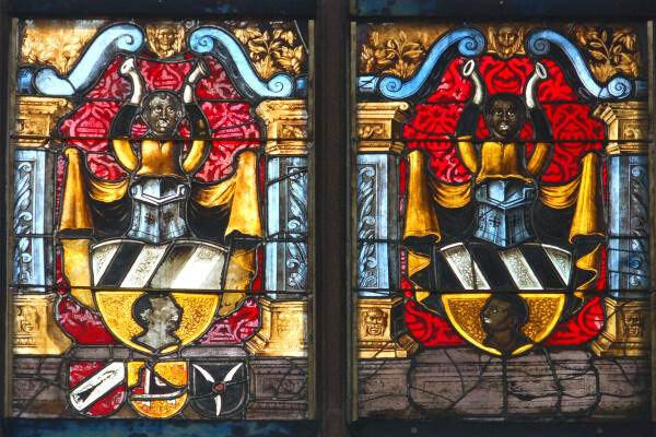 Glasveredler der Fachrichtung Glasmalerei und Kunstverglasung stellen Wappen her Glasveredler der Fachrichtung Glasmalerei und Kunstverglasung stellen Wappen her