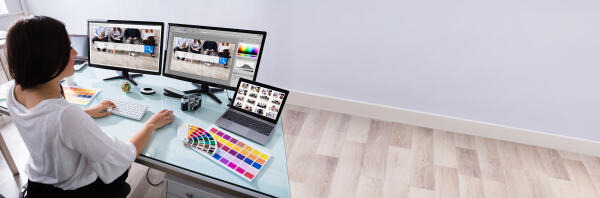 Grafikdesignerin entwirft Website
