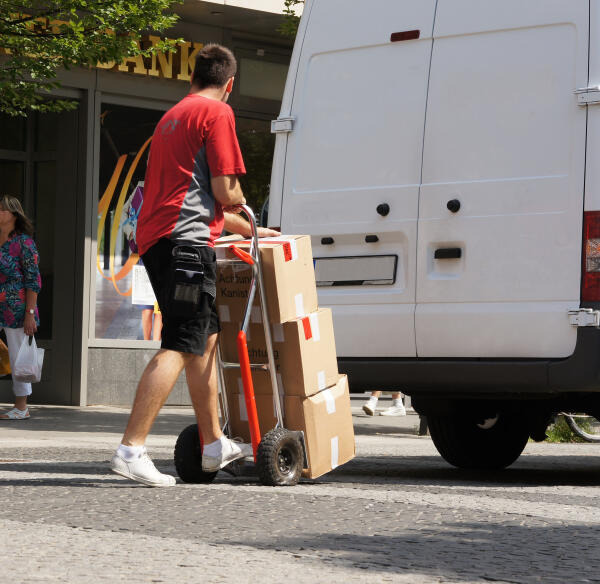 Servicefahrer übergibt Waren an Kunden