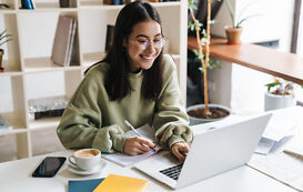 Medienberufe – Frau arbeitet an Laptop Medienberufe – Frau arbeitet an Laptop