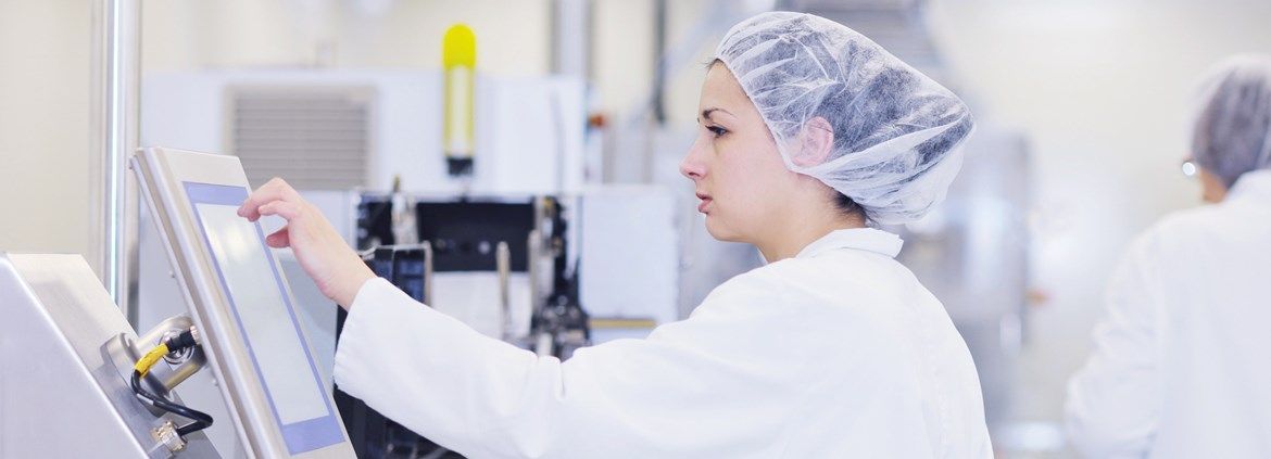 Chemikantin in Arbeitskleidung