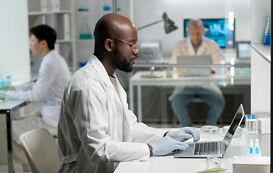 Klimawissenschaftler bei der Arbeit Klimawissenschaftler bei der Arbeit