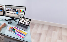 Studium Mediendesign – Frau arbeitet an Projekt Studium Mediendesign – Frau arbeitet an Projekt