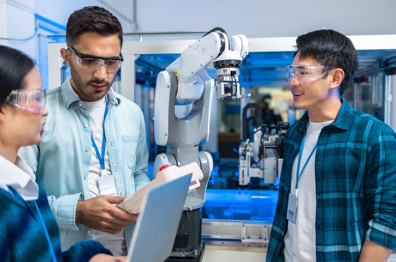 Kybernetik Studium – Studierende arbeiten mit einem Roboter