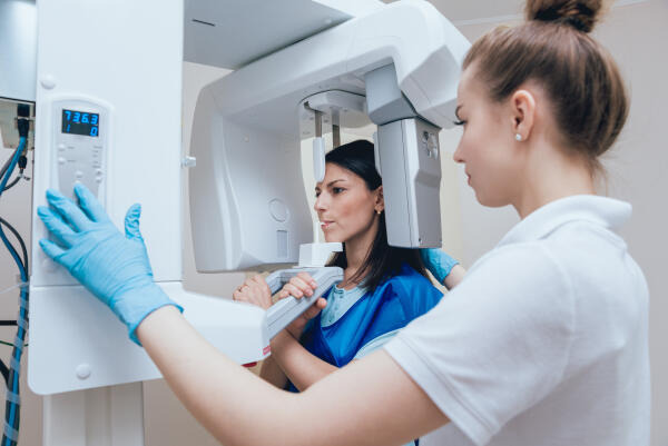 Prophylaxeassistentin fertigt Röntgenbilder an Prophylaxeassistentin fertigt Röntgenbilder an