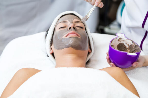 Fachkräfte für Beauty und Wellness tragen Gesichtsmasken auf Fachkräfte für Beauty und Wellness tragen Gesichtsmasken auf