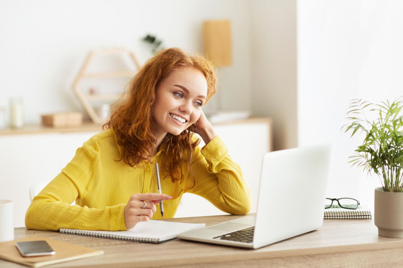 Studentin arbeitet an Hausarbeit
