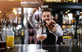 Barkeeper bei der Arbeit Barkeeper bei der Arbeit