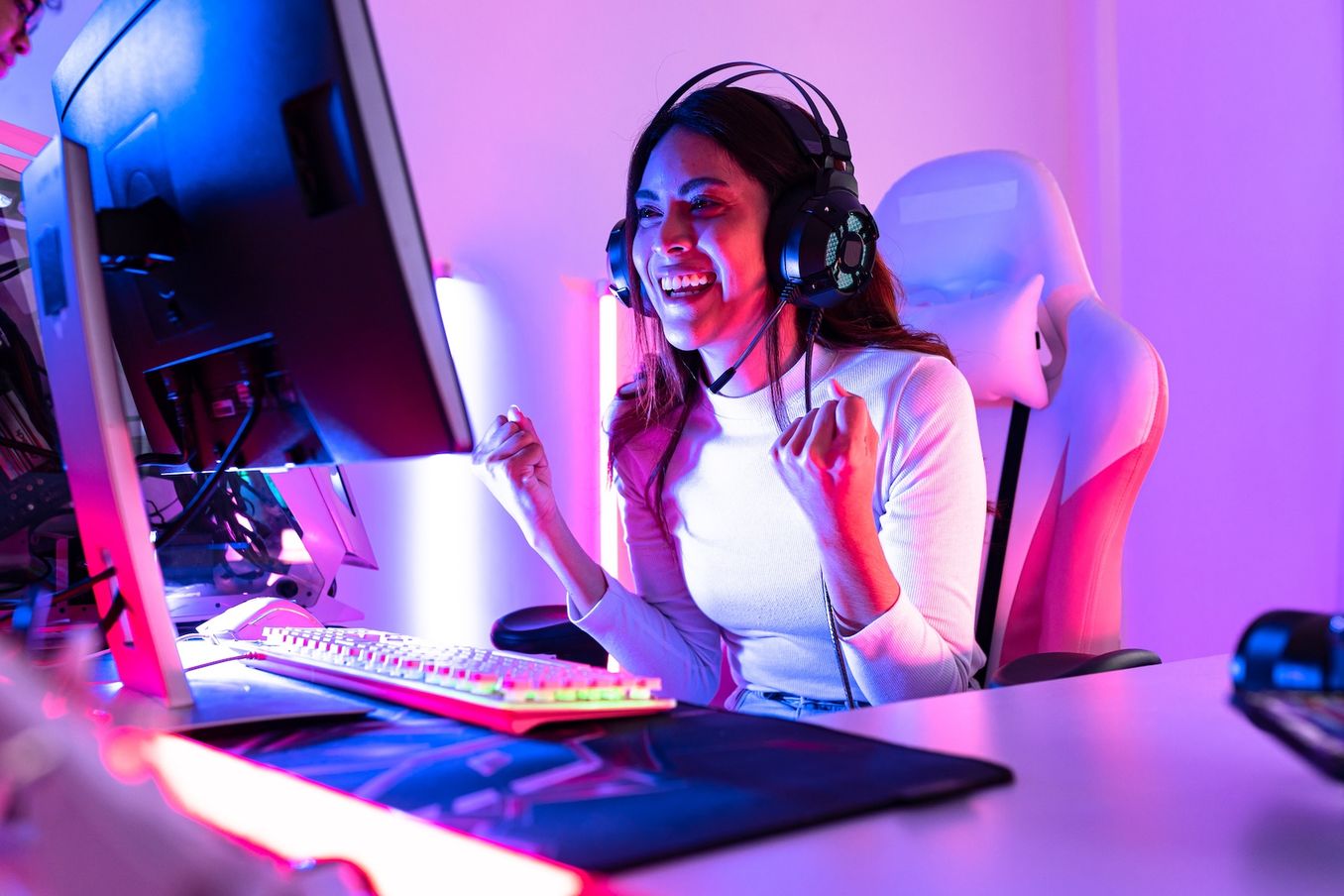 Streamerin jubelt vor Computer