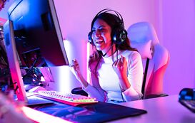 Streamerin jubelt vor Computer Streamerin jubelt vor Computer